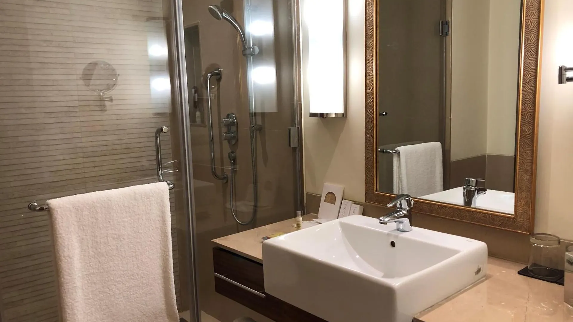Doubletree By Hilton Agra Hotel